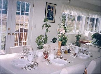 diningroom.jpg (27640 bytes)