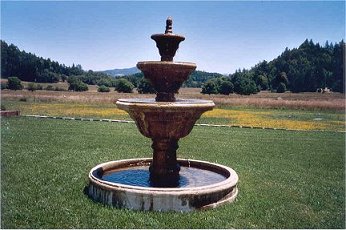 fountain.jpg (27359 bytes)