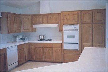 kitchen1.jpg (16708 bytes)